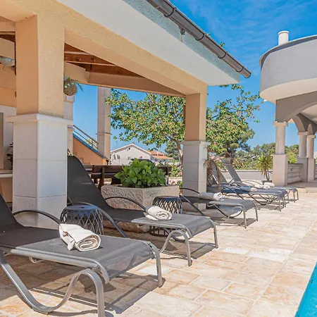 Lovely In With Sauna Апартаменты Шибеник