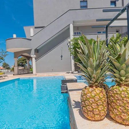 Апартаменты Lovely In With Sauna Шибеник