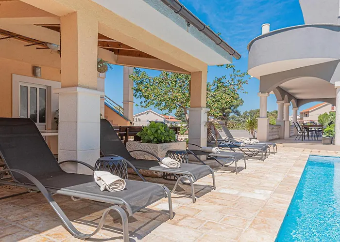 Lovely In With Sauna Апартаменты Шибеник