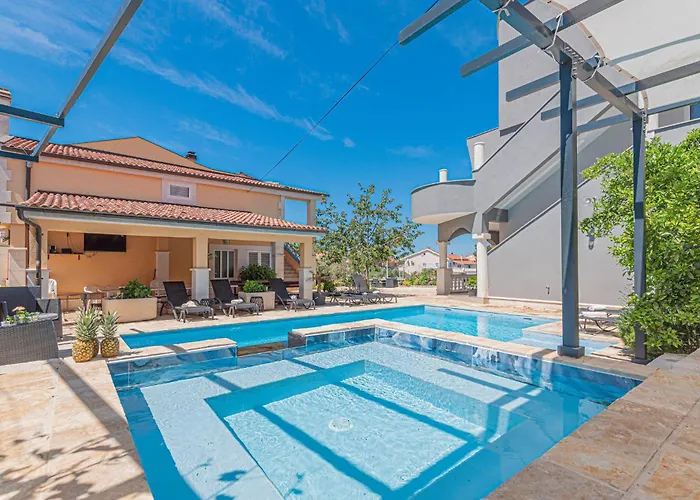 דירה Lovely In With Sauna